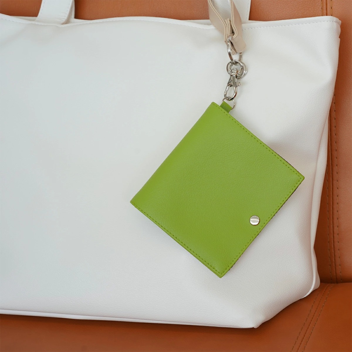 マスクケース「peace」グリーン、キーホルダーと一緒に