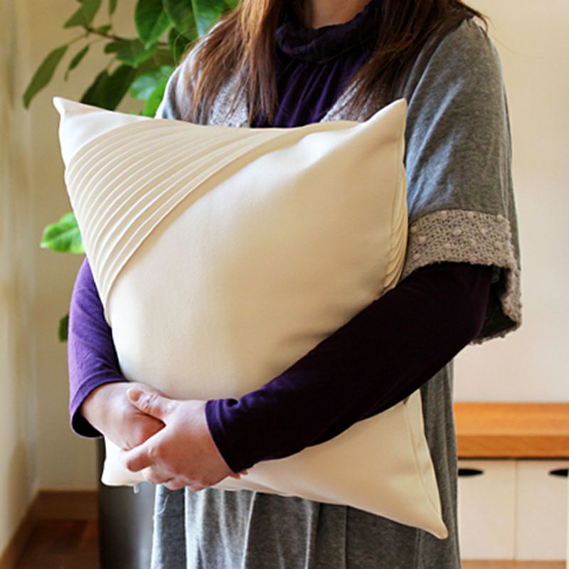 PVCレザーではありえなかった、細かいプリーツが美しいクッション